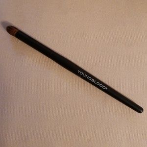 YOUNGBLOOD Crease Brush